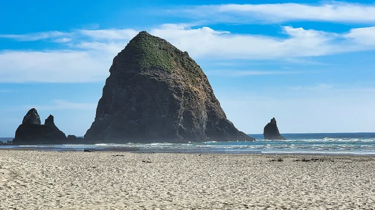 Haystack Rock, Sang Penjaga Pesisir Oregon yang Tak Tergoyahkan