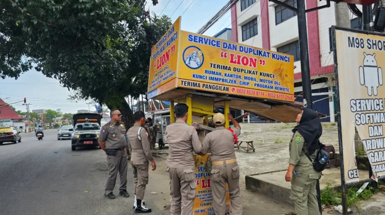 Satpol PP Kota Bengkulu Tertibkan PKL di Jalan MT Haryono