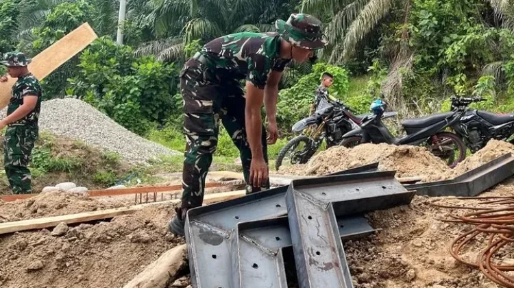 Satgas Koramil Kaur Utara Goro Bangun Jembatan Perintis