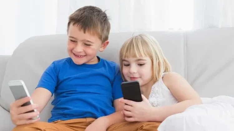 Membangun Etika Digital sejak Dini Melalui Penggunaan Ponsel Secara Bijak