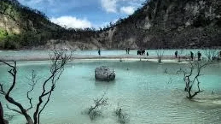 Mengenal Wisata Kawah Putih