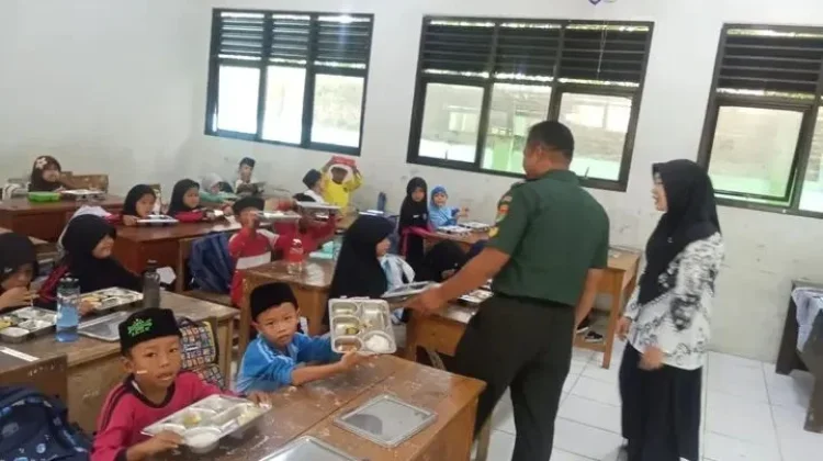 Babinsa Koramil Kaur Selatan Dampingi Distribusi MBG