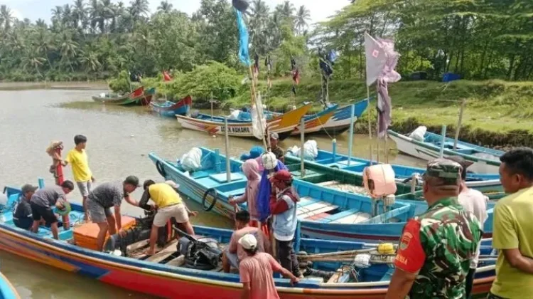 Danramil 408-05 Manna Monitoring Nelayan yang Belum Mendarat