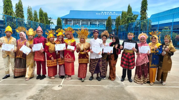 SMPN 4 Bengkulu Meriahkan Hardiknas dengan Lomba Busana Adat Nasional