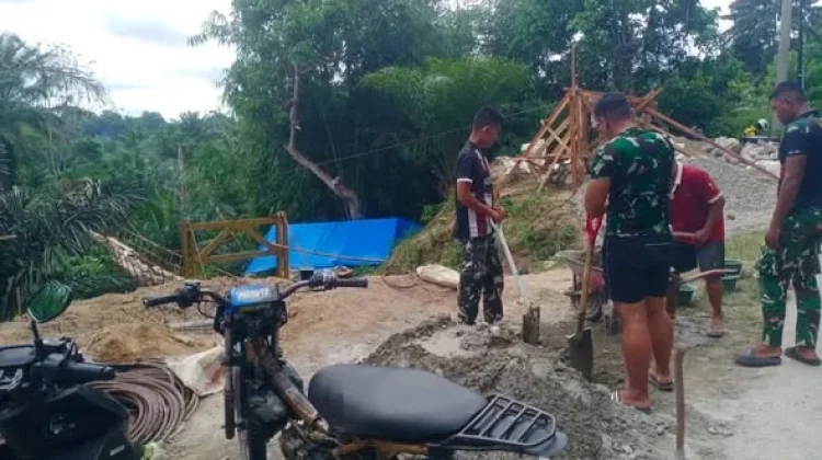 Satgas Koramil Kaur Utara Lanjutkan Pembangunan Jembatan
