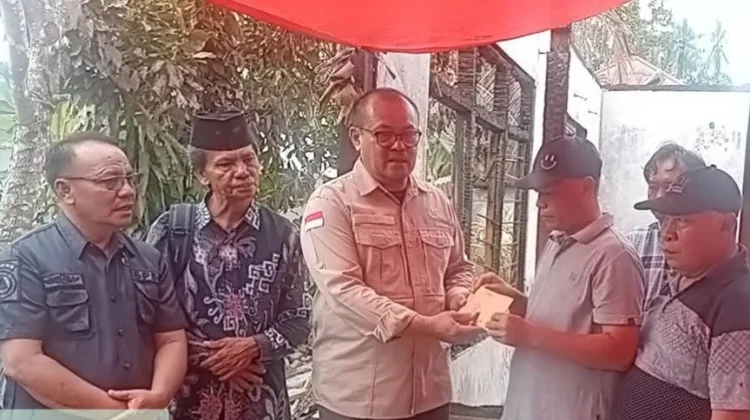 Sekda Bengkulu Selatan Serahkan Bantuan Kepada Musibah Kebakaran