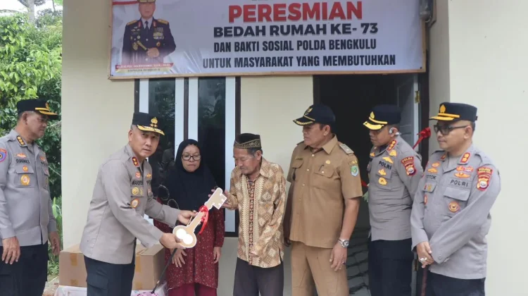 Kapolda Bengkulu Resmikan Bedah Rumah ke-73 dan Salurkan Bansos di Bengkulu Tengah