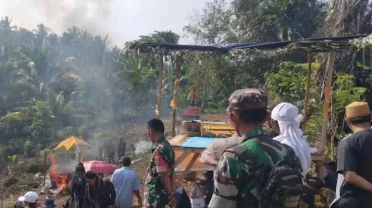 Anggota Koramil Kaur Selatan Pantau Prosesi Ngaben