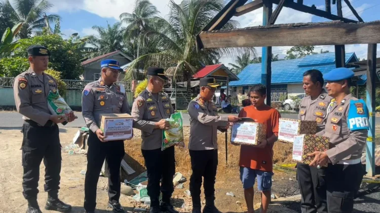 Kapolres Mukomuko Salurkan Bantuan Sosial untuk Korban Kebakaran di Penarik