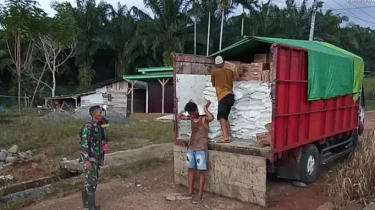 Babinsa Koramil Kaur Selatan Dampingi Pendistribusian Bantuan Pangan