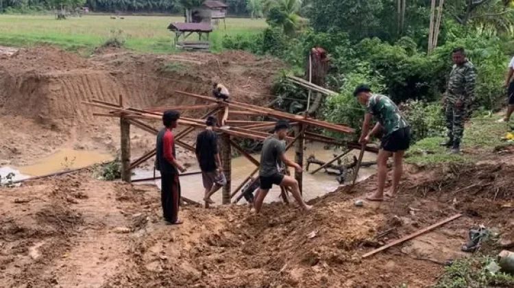 Satgas Koramil Manna Genjot Pembangunan Jembatan Perintis