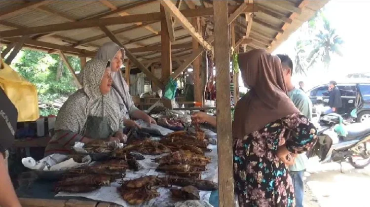 Libur Idul Adha, Penjual Ikan Asap Tambah Stok Ikan