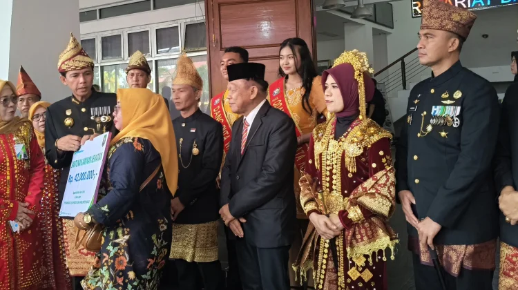 Bupati Kaur Serahkan Santunan Kematian Dari BPJS Ketenagakerjaan