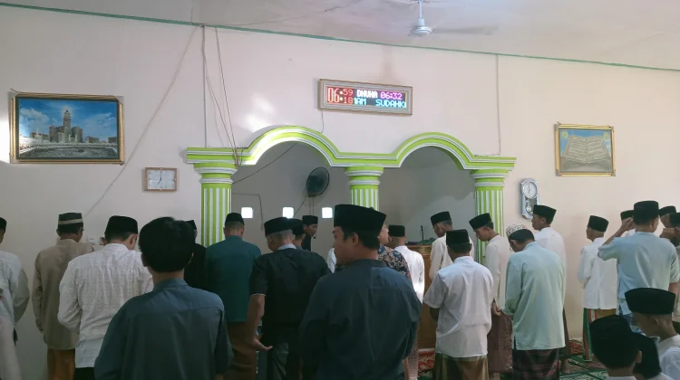 Warga Tanjung Pandan Khusyu Laksanakan Sholat Idul Adha