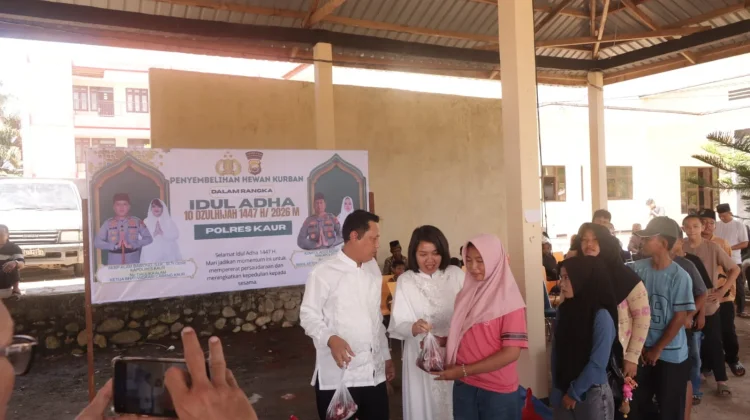 Polres Kaur Salurkan Daging Kurban ke Sekolah Berasrama dan Duafa