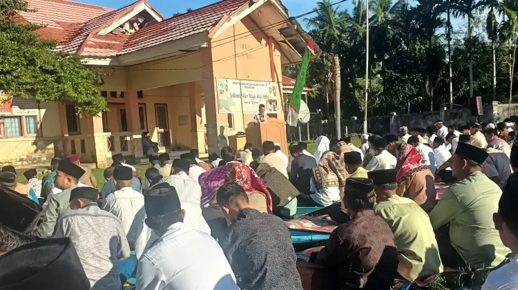 Warga Rigangan Tunaikan Sholat Idul Adha di Halaman Kantor Kecamatan Kelam Tengah