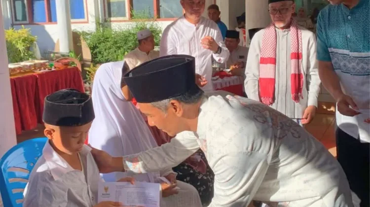 Wakil Bupati Kaur  Menyerahkan Satuan Kepada 100 Anak Yatim Piatu dan Kurang Mampu