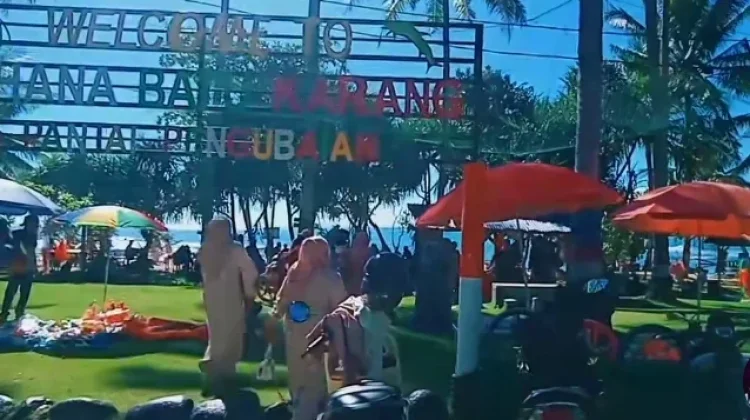 H+1 Libur Idul Adha, Pantai Pengubaian Padat