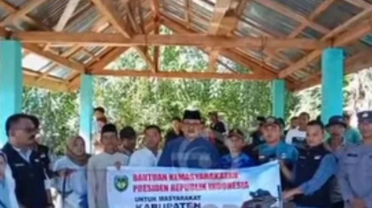 Sekda Bengkulu Selatan Serahkan Sapi Qurban Bantuan Presiden Ke Desa Keban Agung