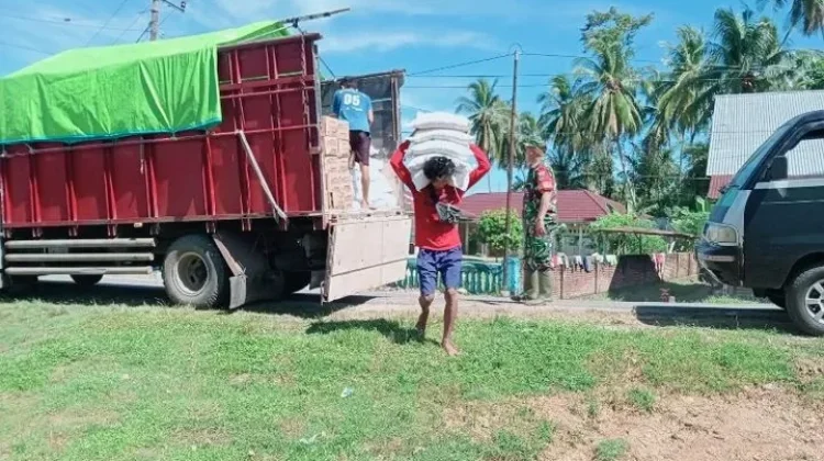 Babinsa Koramil Kaur Selatan Monitoring Pendistribusian Bantuan Pangan