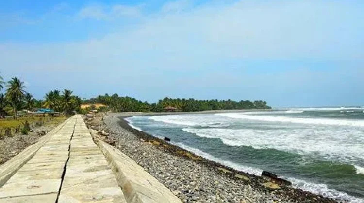 Melirik Keindahan Pantai Hili Semidang Gumay Kaur
