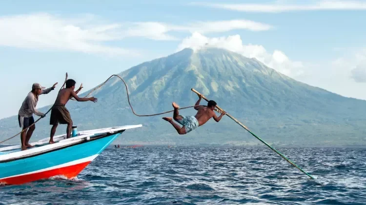 Mengenal Tradisi Lamalera Whale Catching