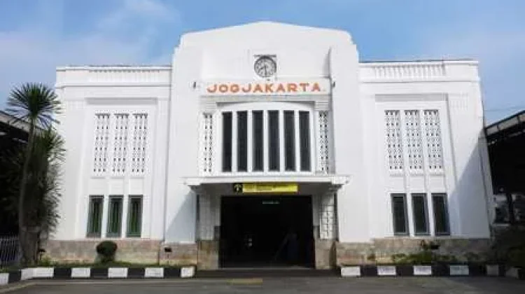 Stasiun Tugu Yogyakarta Pintu Gerbang Utama Wisatawan