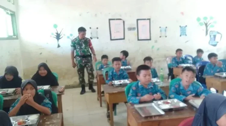 Babinsa Koramil Kaur Utara Monitoring Pendistribusian MBG di Sekolah