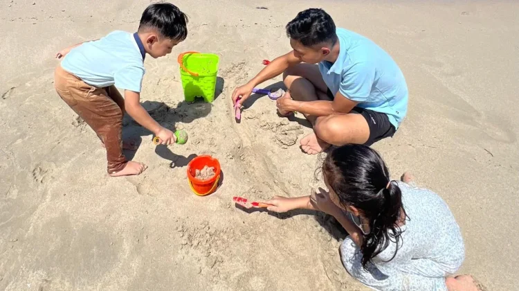 Bermain Pasir Pantai, Cara Seru Mengasah Kreativitas Anak Saat Liburan