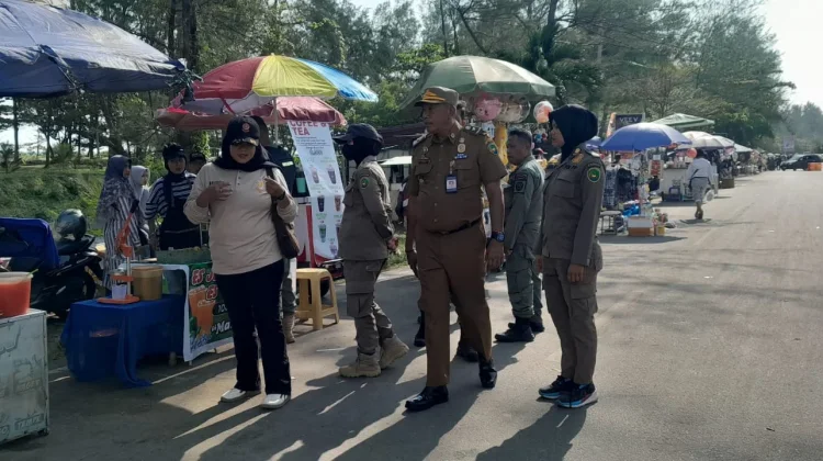 Menjelang Puncak Festival Tabot , Satpol PP Intensifkan Penataan Kawasan Pantai