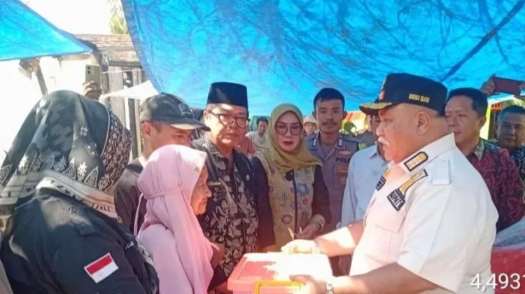 Bupati Bengkulu Selatan Salurkan Bantuan Masa Panik Kepada Musibah Kebakaran