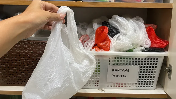 Mengoleksi Kantong Plastik Bekas Belanja, Kebiasaan yang Sulit Ditinggakan
