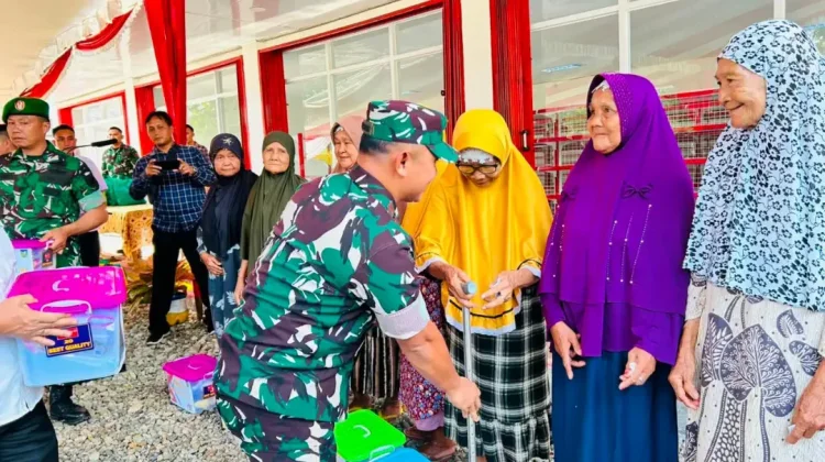 Pangdam XXI/Radin Inten Berbagi Paket Sembako ke Masyarakat Bengkulu Selatan