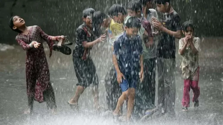Mandi Hujan Masih Jadi Kegembiraan Sederhana Bagi Anak-anak