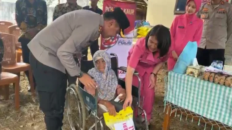 Polres Kaur Tembus Desa Terpencil Salurkan Baksos