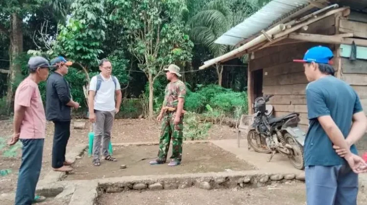 Babinsa Koramil Manna Dampingi Perehaban Rumah Warga