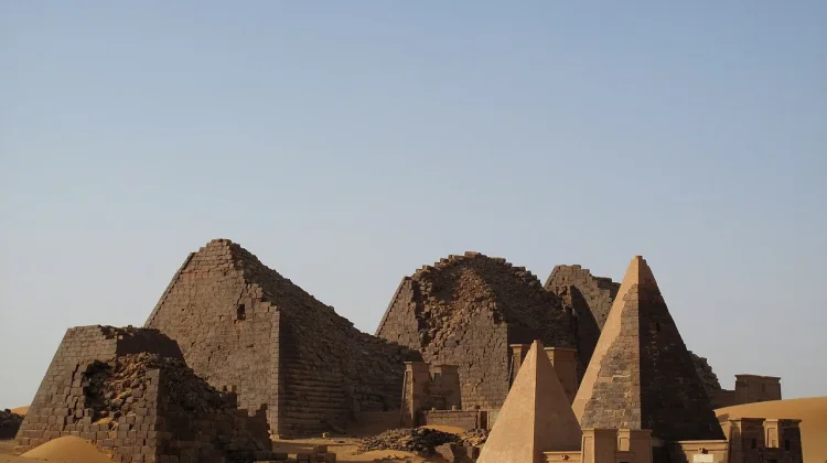 Meroë: Warisan Piramida Sudan yang Terlupakan di Jantung Gurun Nubia