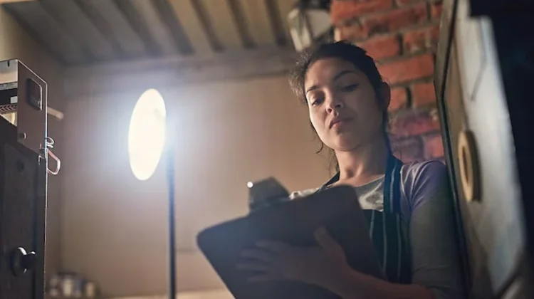 Komposisi Tata Cahaya Sinematografi dalam Membangun Suasana Film