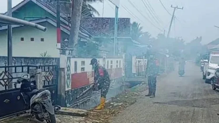 Babinsa Koramil Kaur Utara Lakukan Fogging Basmi Sarang Nyamuk