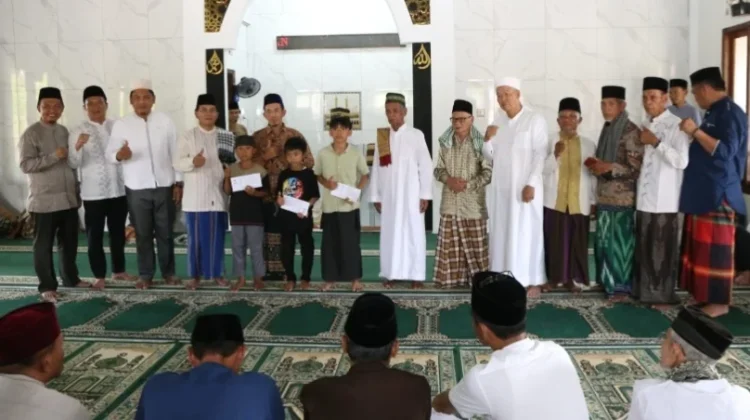 Pemkab Kaur Salurkan Bantuan Kepada Masjid Nurul Iman Padang Guci Hulu
