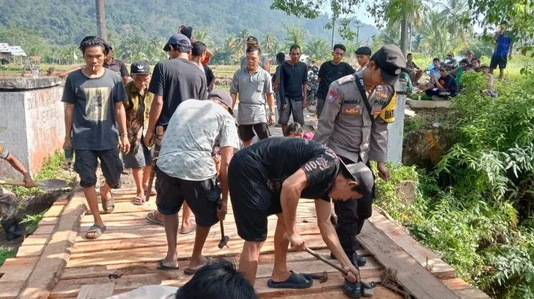Sinergi Polres Seluma Bersama Warga Perbaiki Jembatan Desa