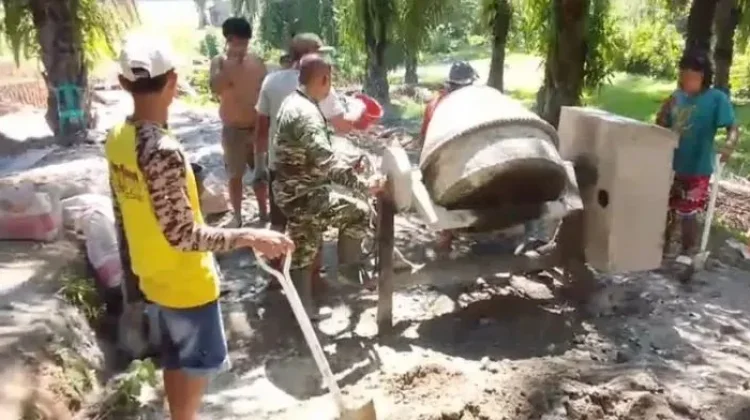 Babinsa Koramil Manna Genjot Penyelesaian Jembatan Beton Garuda