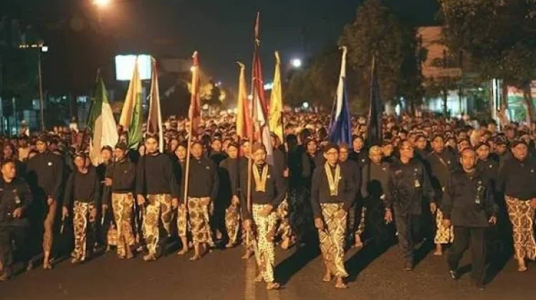 Mengenal Tradisi Mubeng Beteng Yogyakarta: Membaca Diri dalam Diam