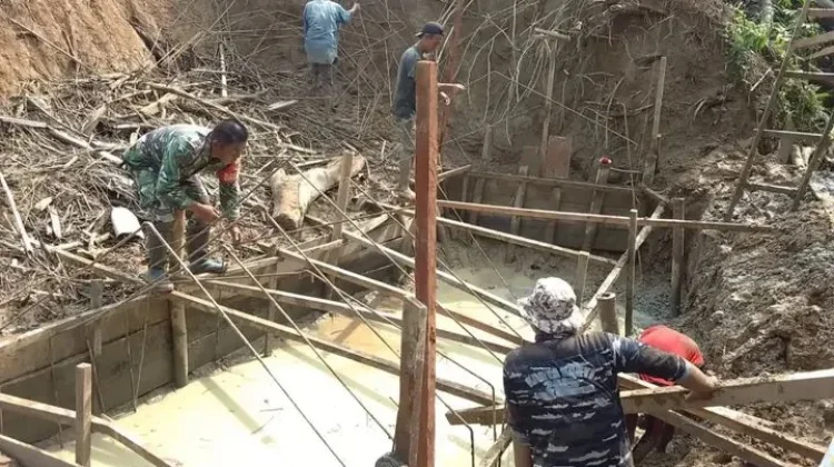 Satgas Koramil Manna Kebutuhan Pengerjaan Jembatan Desa Kuripan