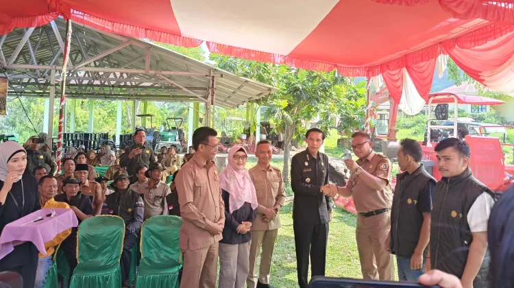 Bupati Kaur Serahkan Bantuan Alsintan Kepada 6 Kelompok Tani Kabupaten Kaur