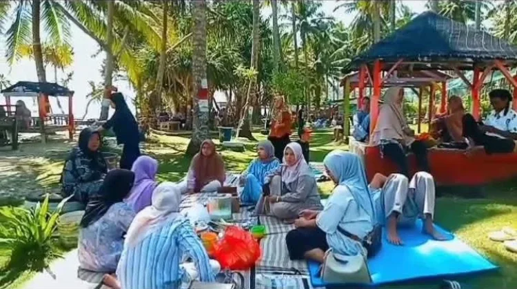Wisatawan Dihimbau Tidak Mandi Laut saat Ombak Tinggi