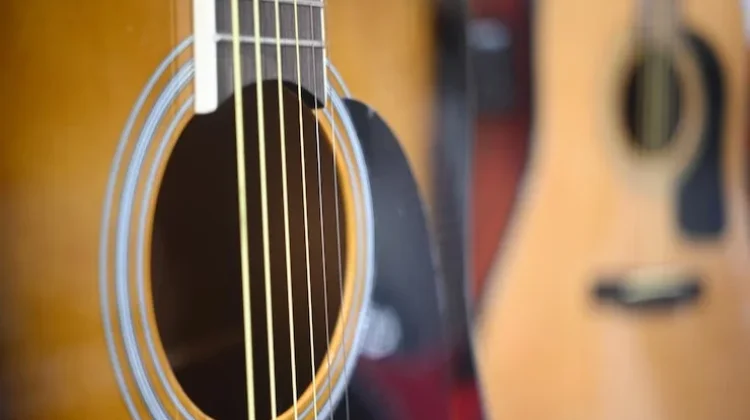 Cara Merawat Senar Gitar Akustik dari Karat demi Menjaga Kejernihan Suara