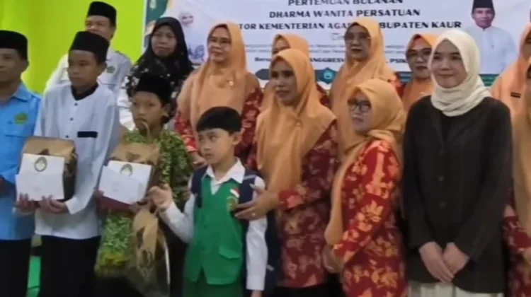 DWP Kemenag Kaur Melaksanakan Aksi Sosial Berbagi Kepada Siswa Madrasah