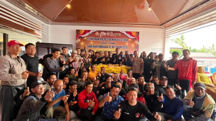 Hari Bhayangkara, Polres Bengkulu Utara Salurkan Bansos pada Pengemudi Bentor
