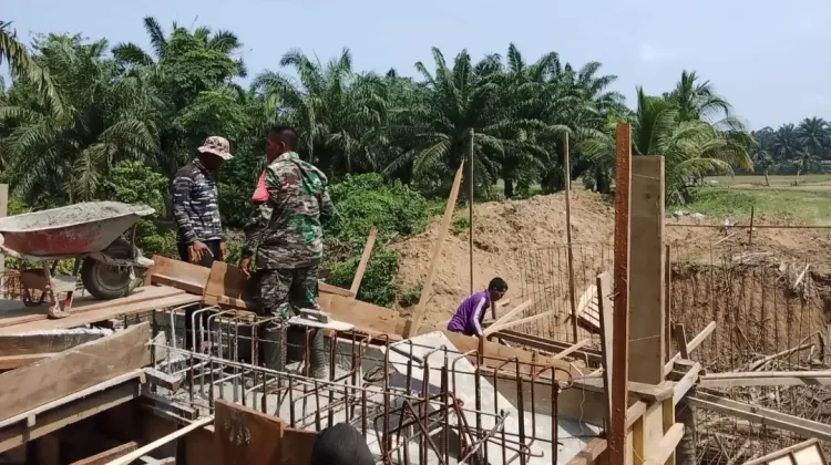 Satgas Jembatan Koramil 408-05/Manna  Lanjutkan Pengecoran Jembatan Beton